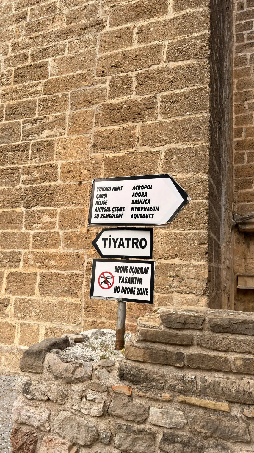 Aspendos Antik Tiyatrosu bilgilendirme tabelası