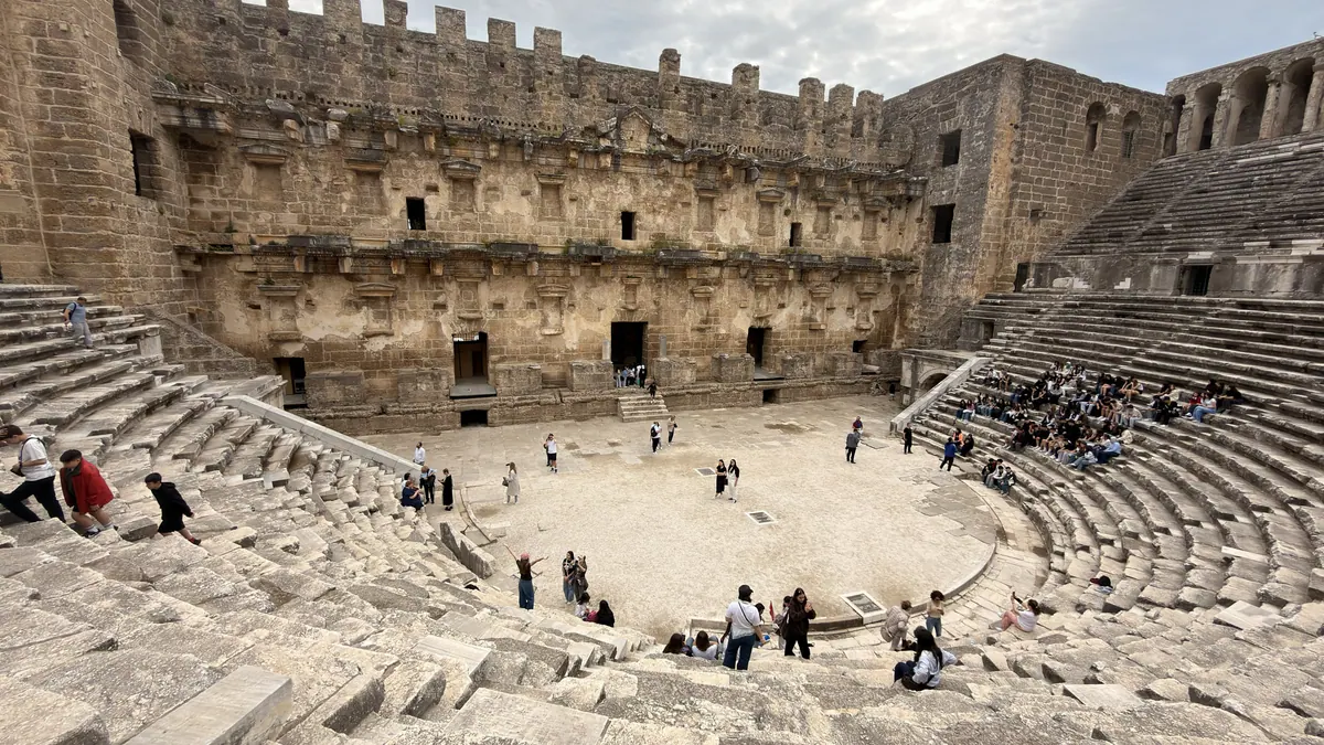 Aspendos Antik Tiyatrosu sahnesi ve oturma sıraları