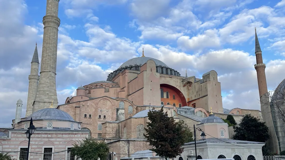 Ayasofya-i Kebîr Câmi-i Şerîfi’nin dış görünümü
