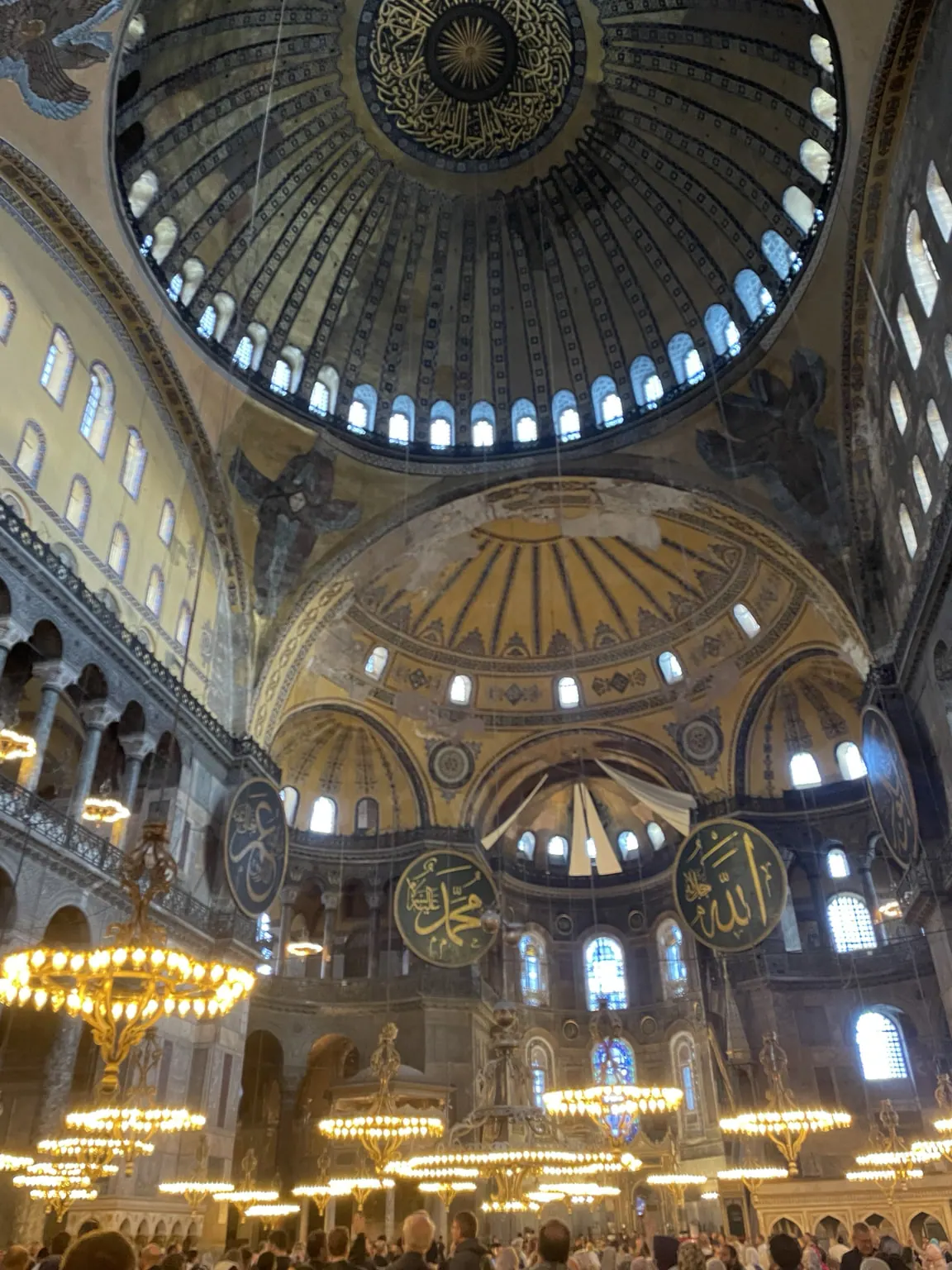 Ayasofya’nın kubbesi, hat levhaları ve tarihi iç mekânı