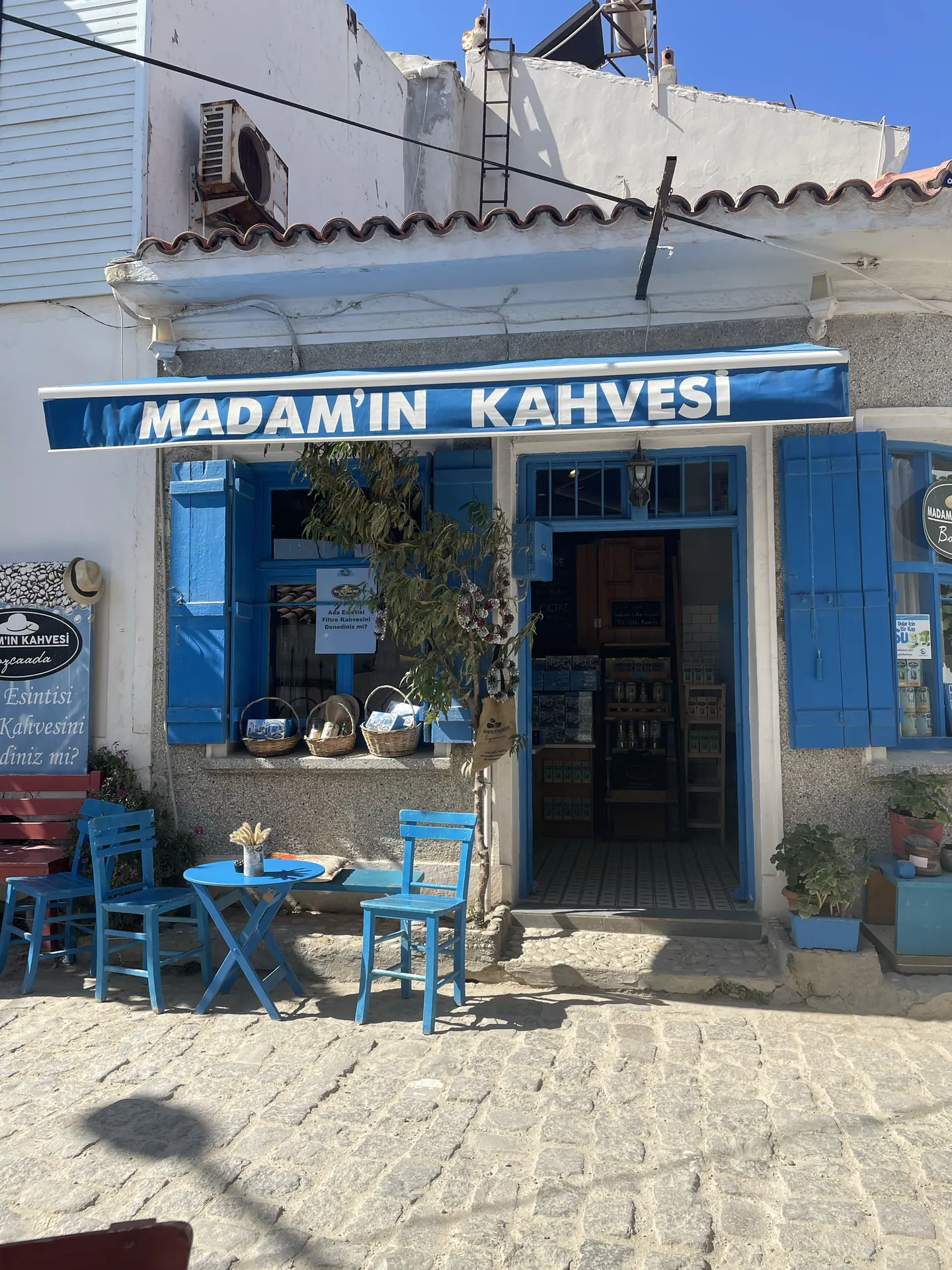 Bozcaada Rum Mahallesi’nde Madam’ın Kahvesi’nin mavi masa ve sandalyeleri