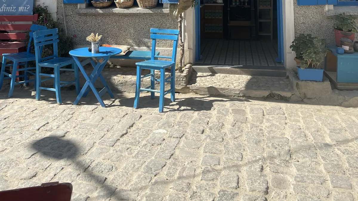 Bozcaada Rum Mahallesi’nde Madam’ın Kahvesi’nin mavi masa ve sandalyeleri