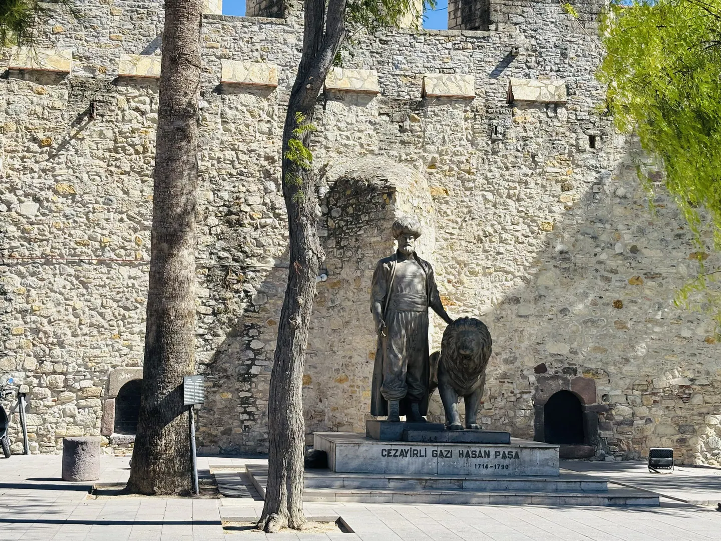Çeşme Kalesi önündeki Cezayirli Gazi Hasan Paşa heykeli
