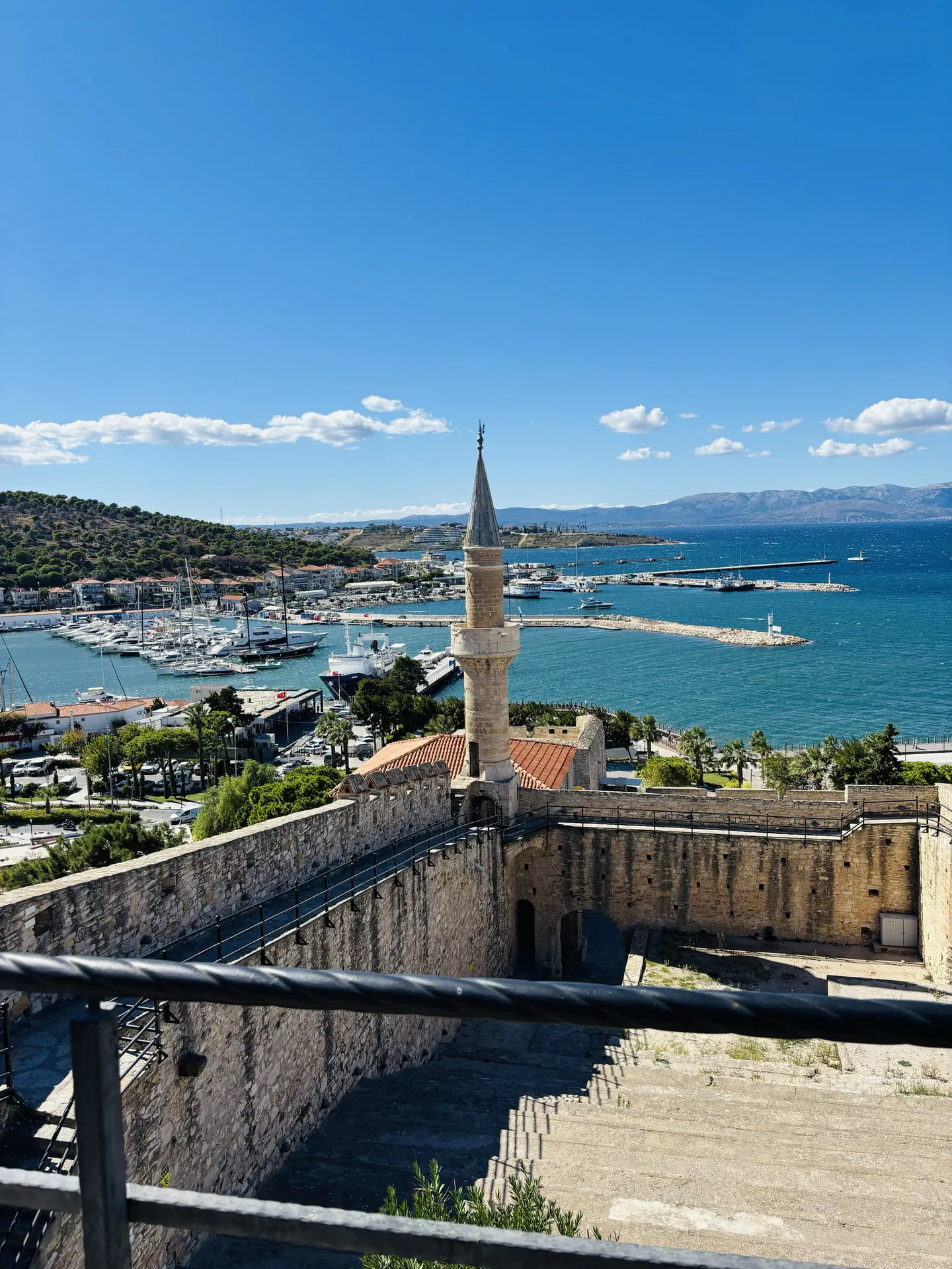 Çeşme Kalesi’nin üst katından Ege manzarası
