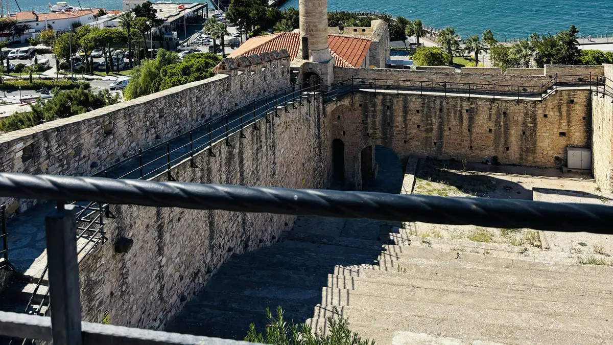 Çeşme Kalesi’nin üst katından Ege manzarası