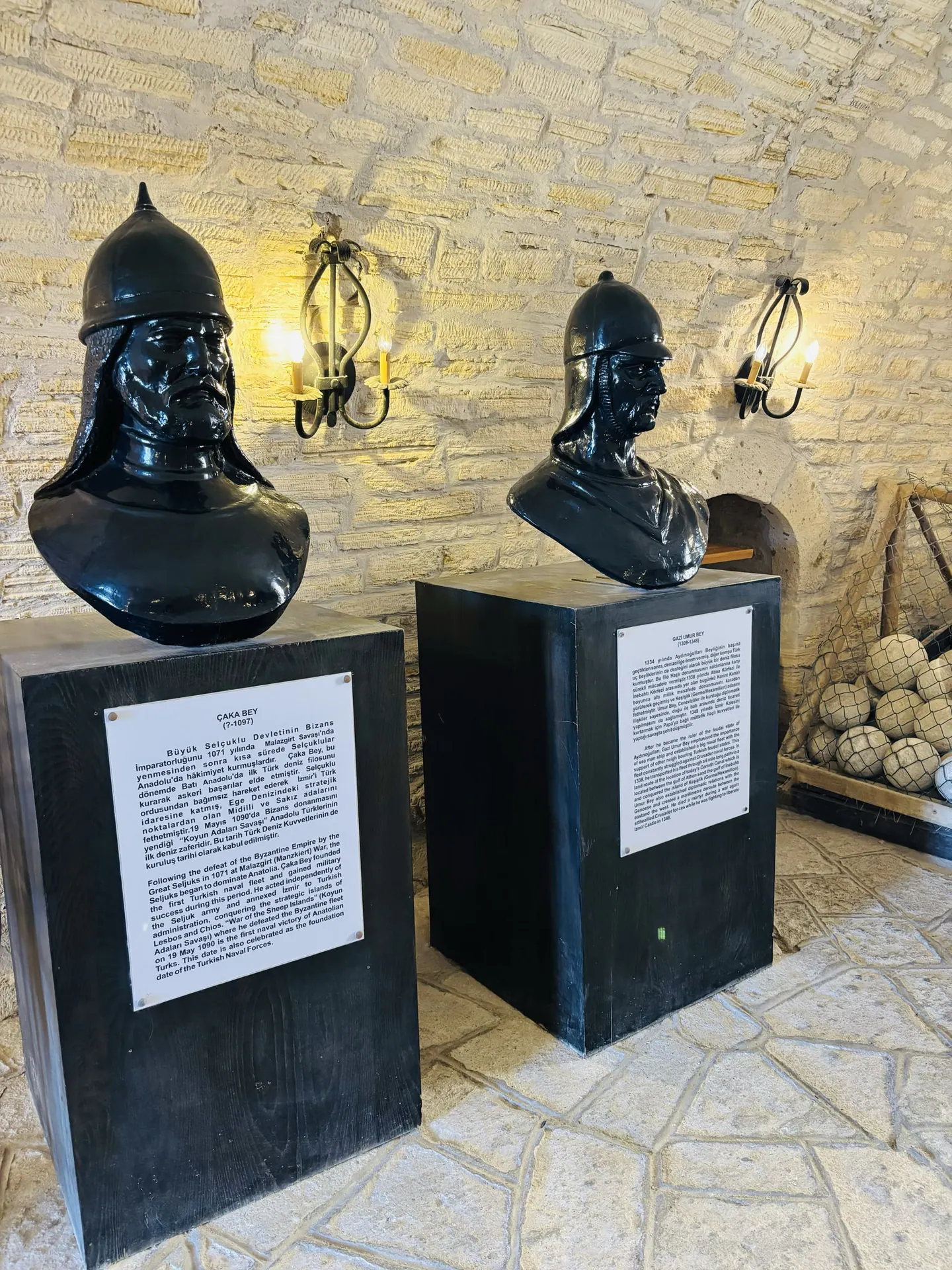 Çeşme Kalesi müzesindeki tarihi sergi alanı