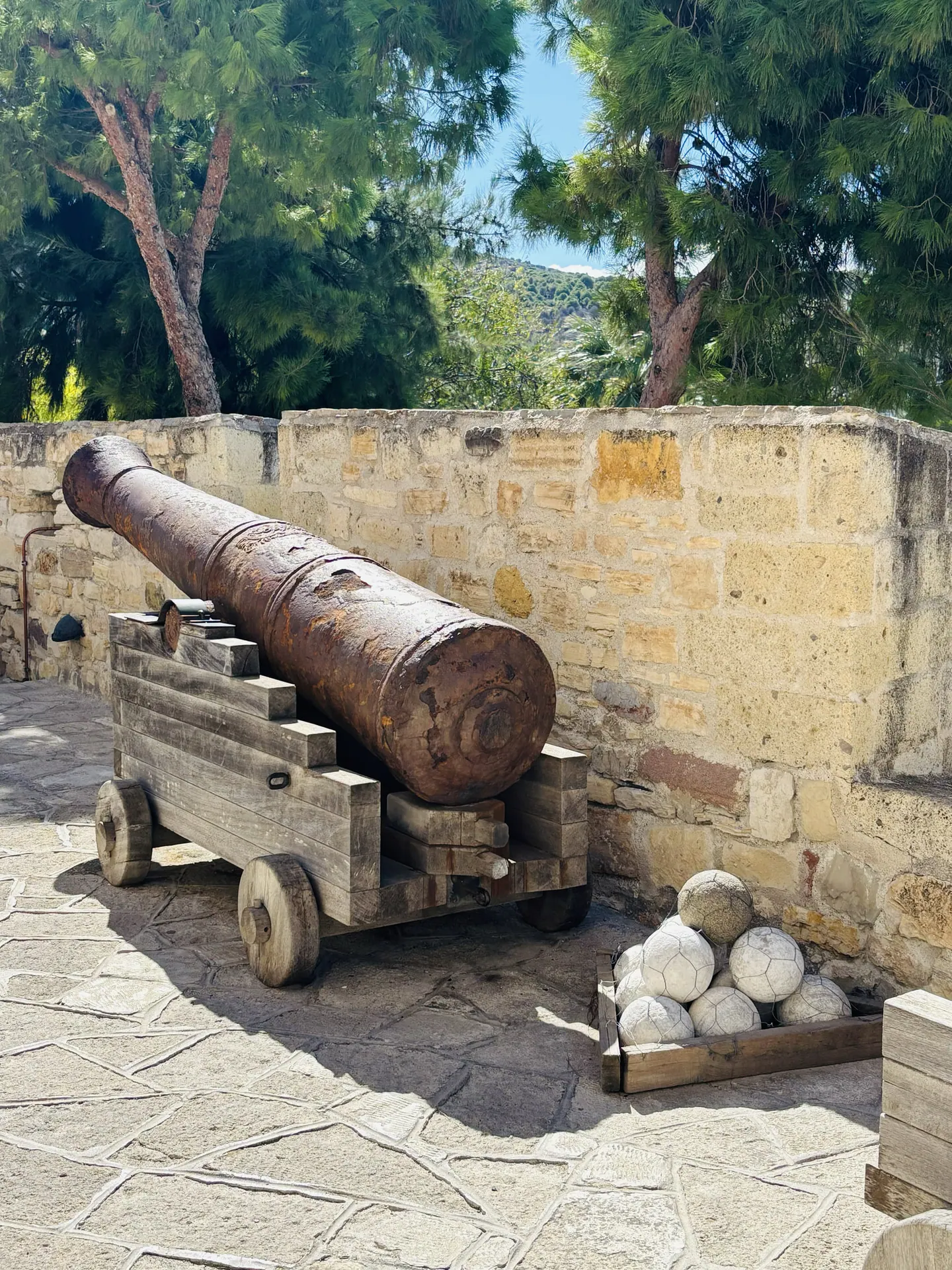 Çeşme Kalesi surlarında tarihi top