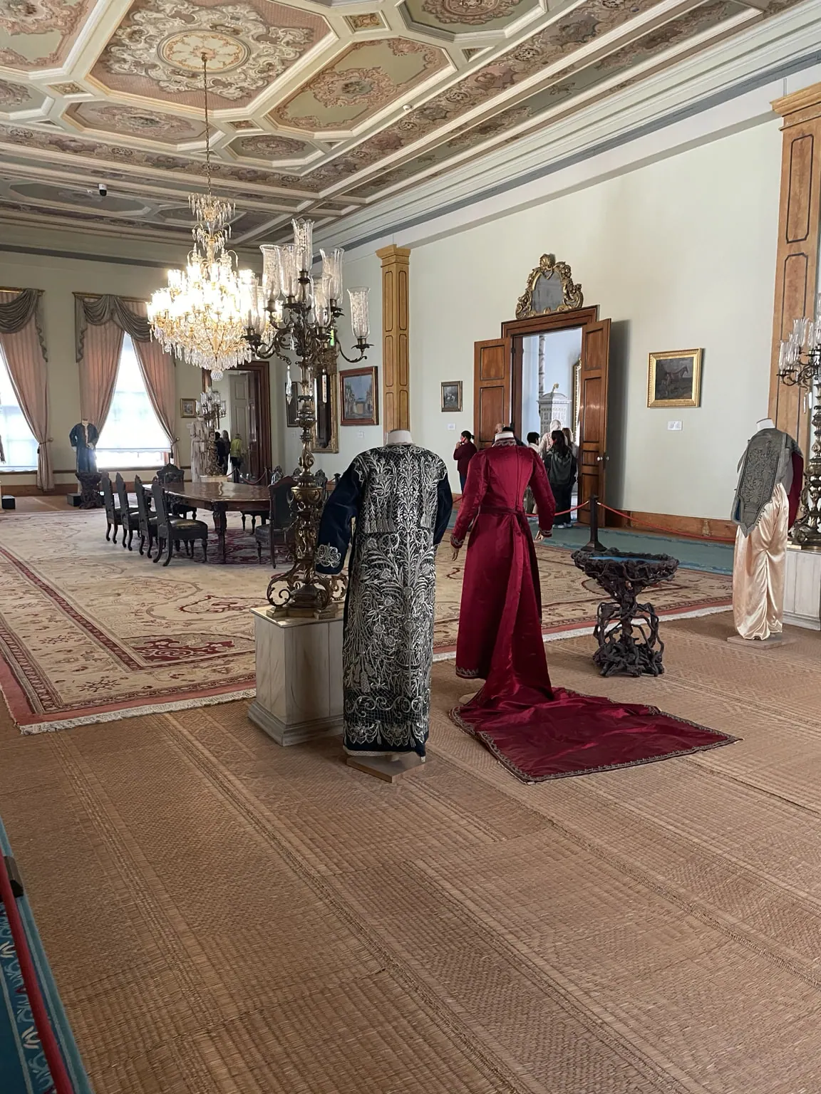 Dolmabahçe Sarayı’nın avizeli tarihi iç mekânı