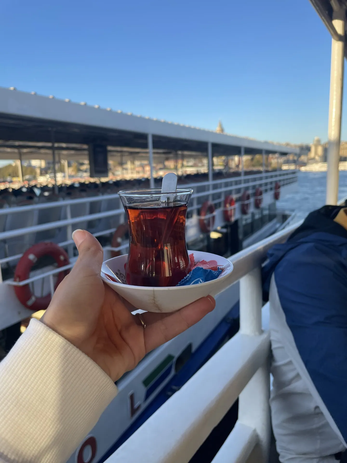 İstanbul vapurunda Boğaz manzarasına karşı bir bardak çay