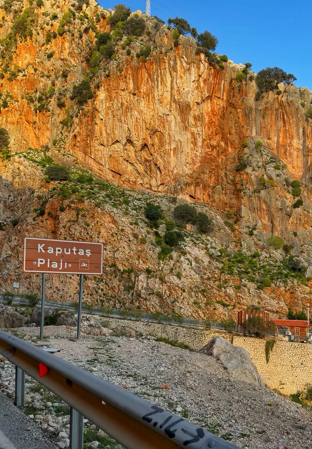D400 sahil yolunda Kaputaş Plajı tabelası
