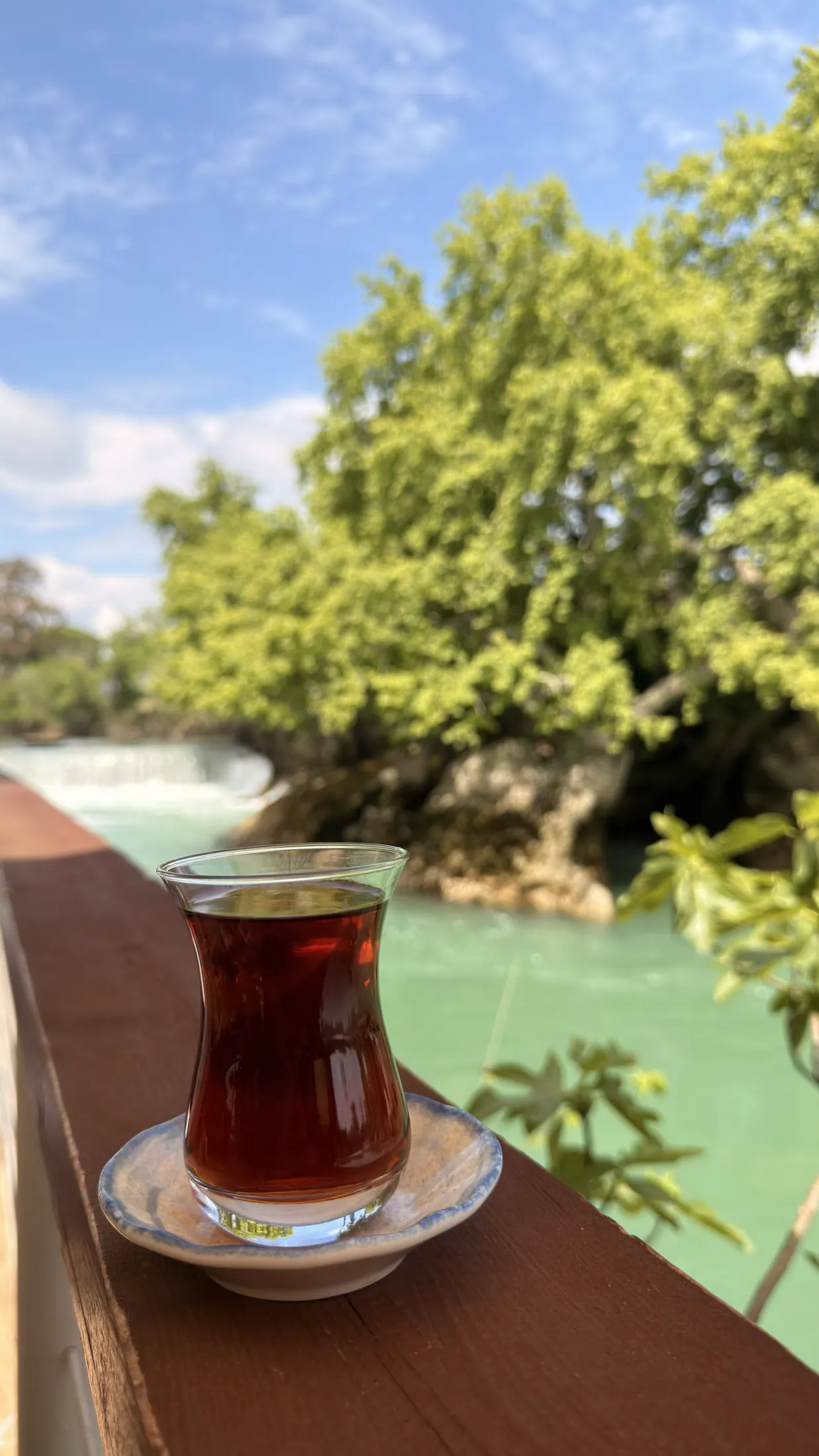 Manavgat Şelalesi gezisinde ince belli bardakta çay