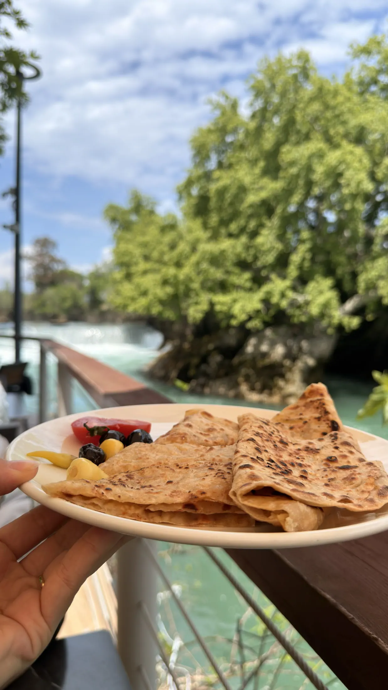 Manavgat Şelalesi molasında sıcak gözleme